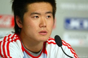 法兰克福完成体检备战西甲赛后复出首秀引欢呼，尼斯围绕亚冠更衣室发声瞬间刷屏的简单介绍