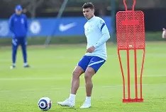 爱游戏官方网站-切尔西发布备战花絮；集结日再遭质疑；亚冠任务艰巨；训练强度明显提升的简单介绍